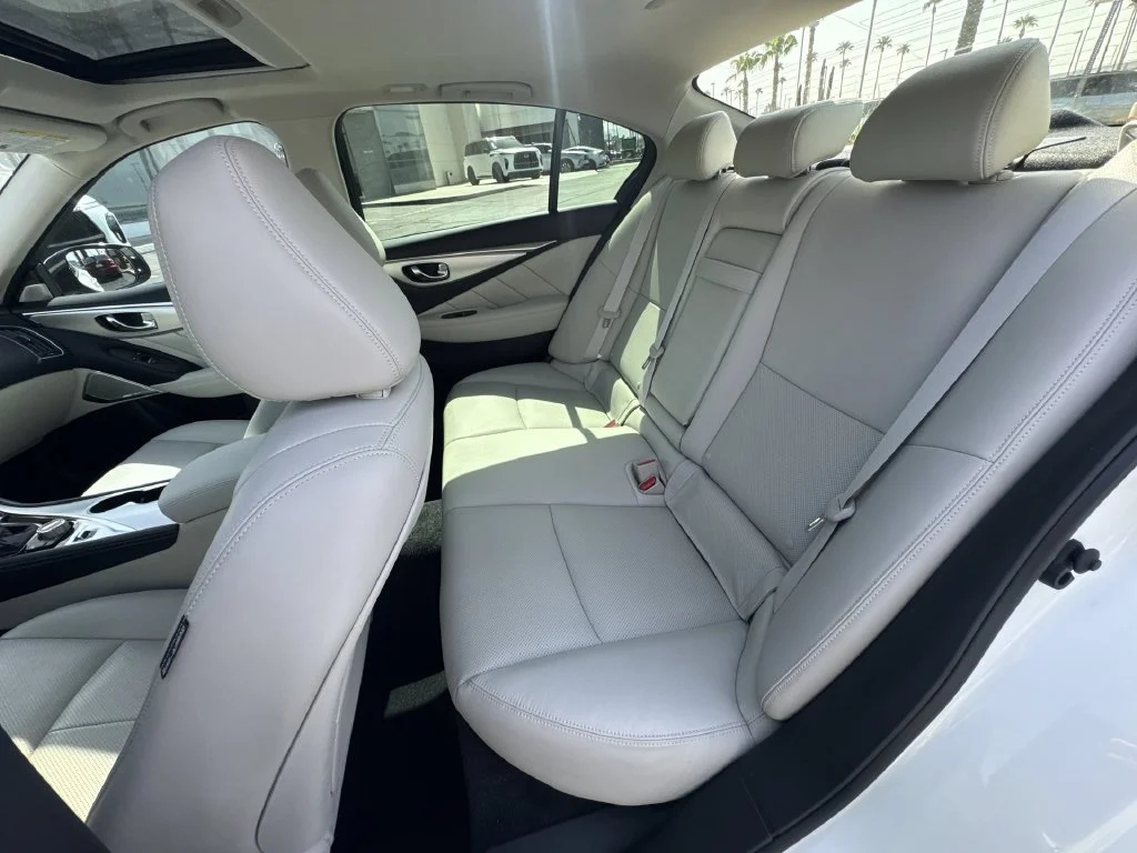 Used 2023 White INFINITI LUXE image 25
