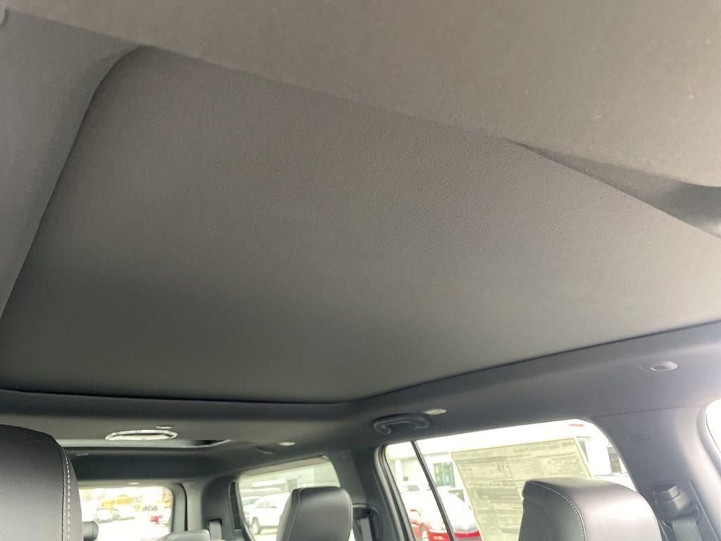 New 2026 Velvet Red Pearl-Coat Exterior Paint Jeep  image 48