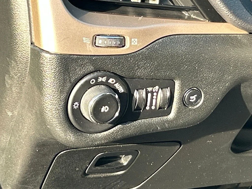 Used 2015 Brilliant Black Crystal Pearlcoat Jeep Latitude image 32