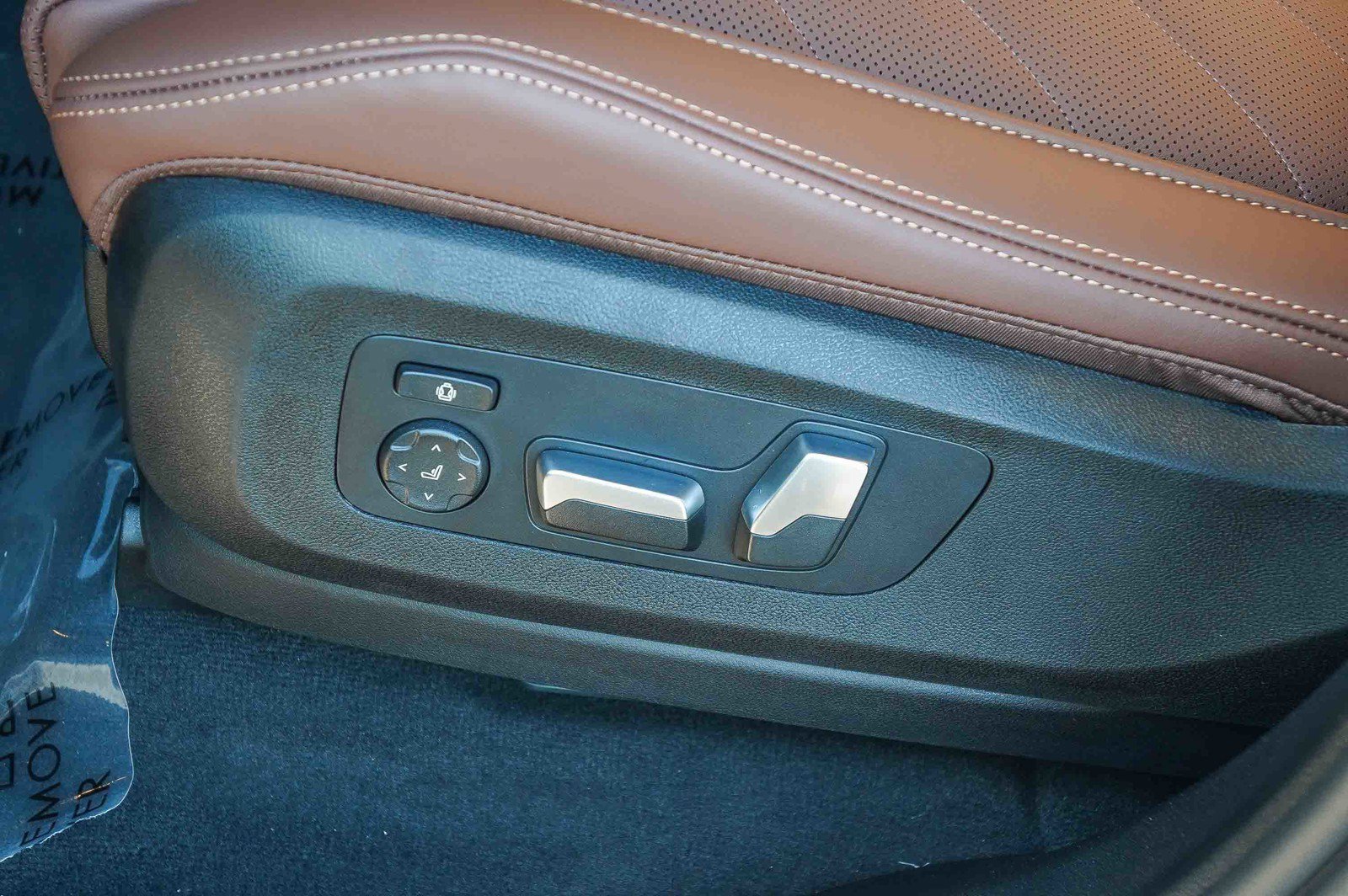 New 2026 Mineral White Metallic BMW xDrive50e image 24