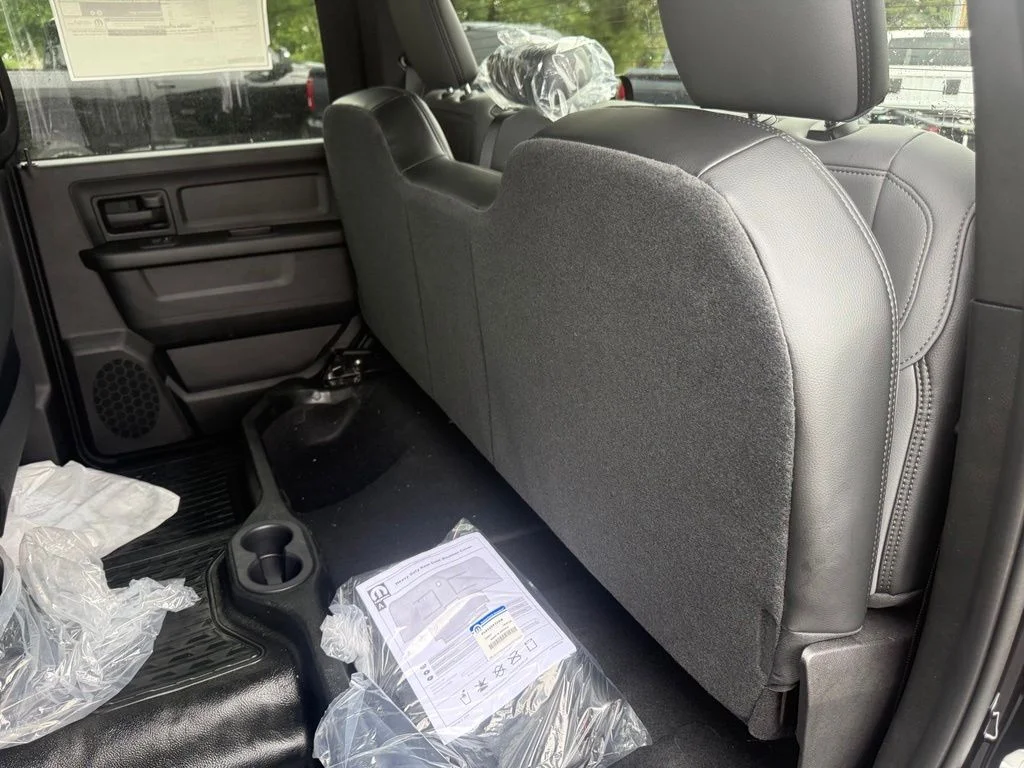New 2026 Diamond Black Crystal Pearl-Coat Exterior Paint RAM Tradesman image 33