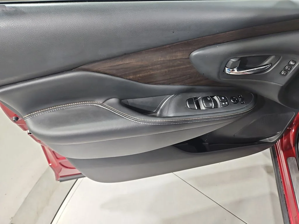 Used 2021 Scarlet Nissan Platinum image 11