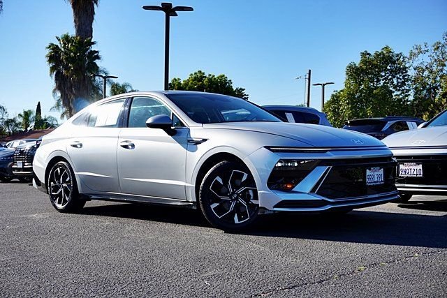 Used 2024 Silver Hyundai SEL image 1