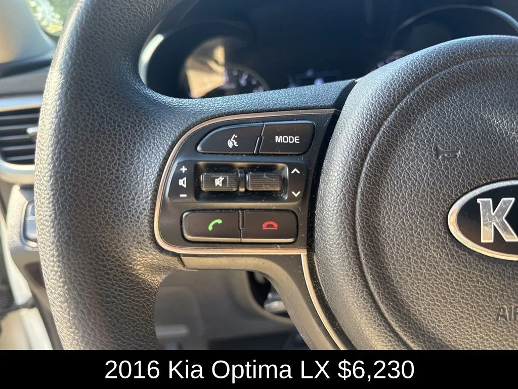 Used 2016 White Kia LX image 29