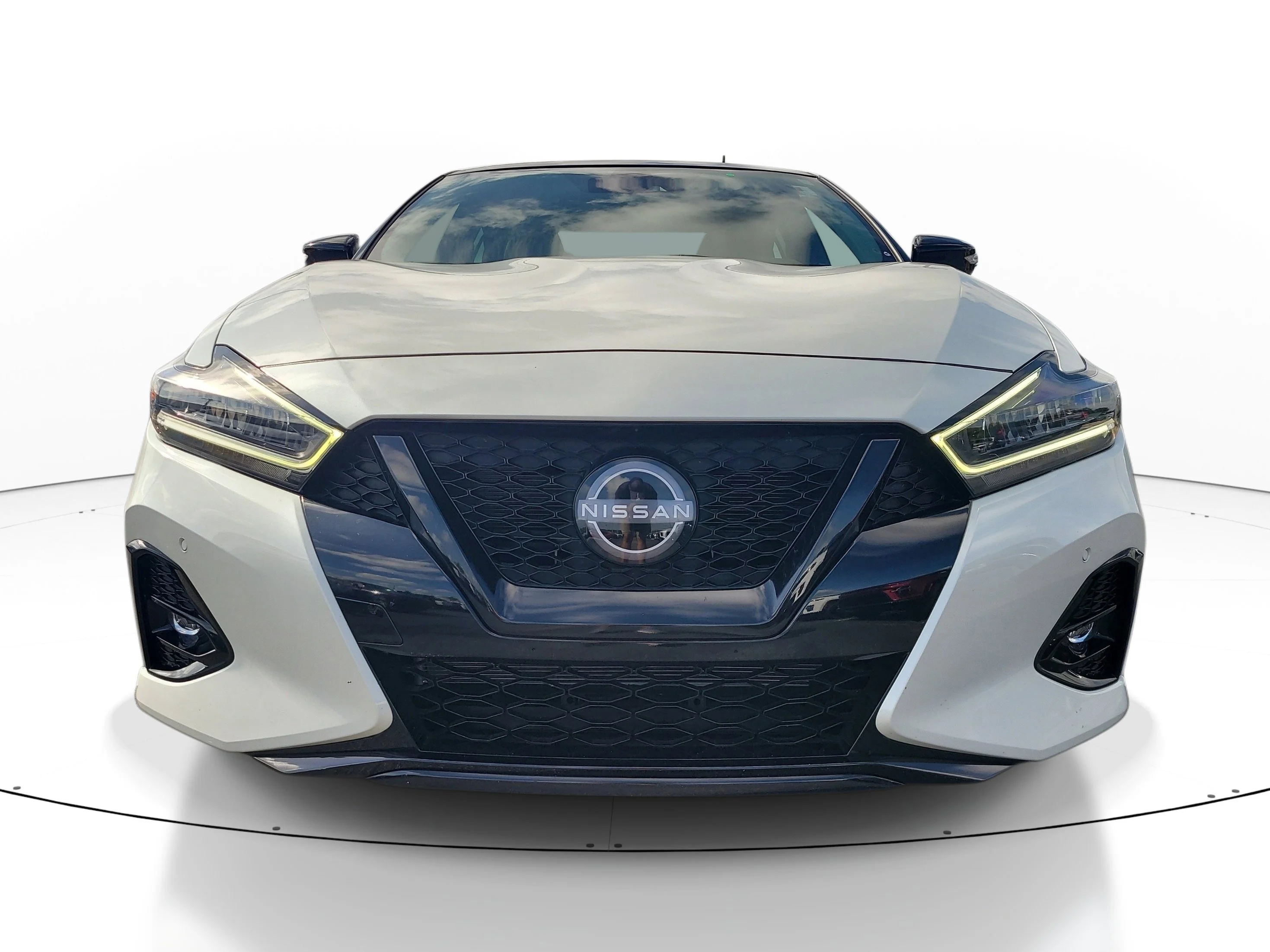 Used 2023 Pearl White Tricoat Nissan SR image 2