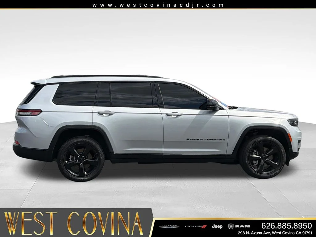 Used 2023 Silver Jeep Altitude image 8