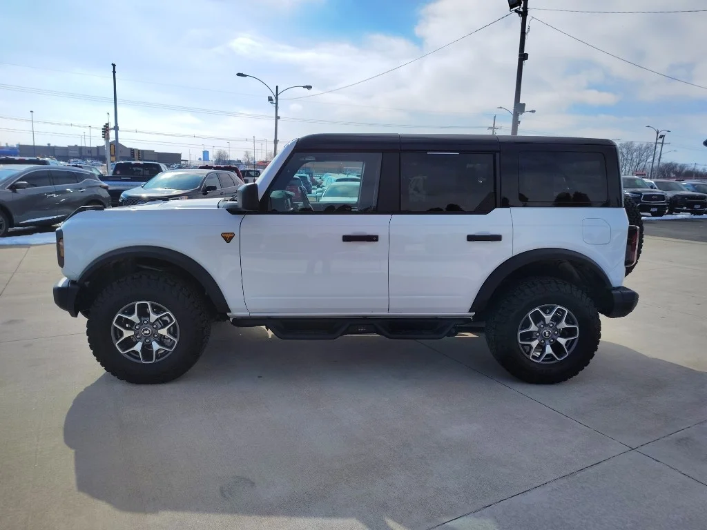 Used 2025 Oxford White Ford Badlands image 25