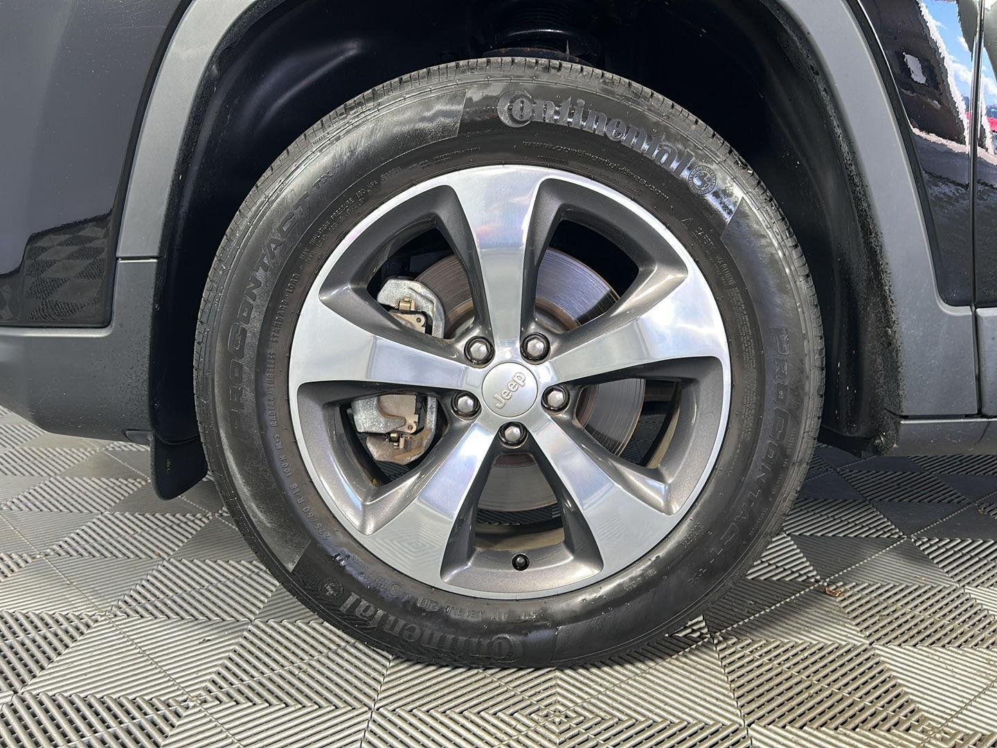 Used 2019 Diamond Black Crystal Pearlcoat Jeep Limited image 11