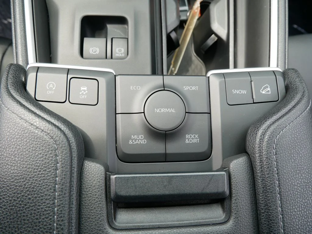 Used 2025  Toyota XLE image 19