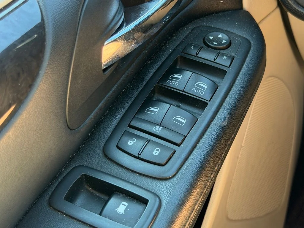 Used 2018 Gray Dodge SE image 19