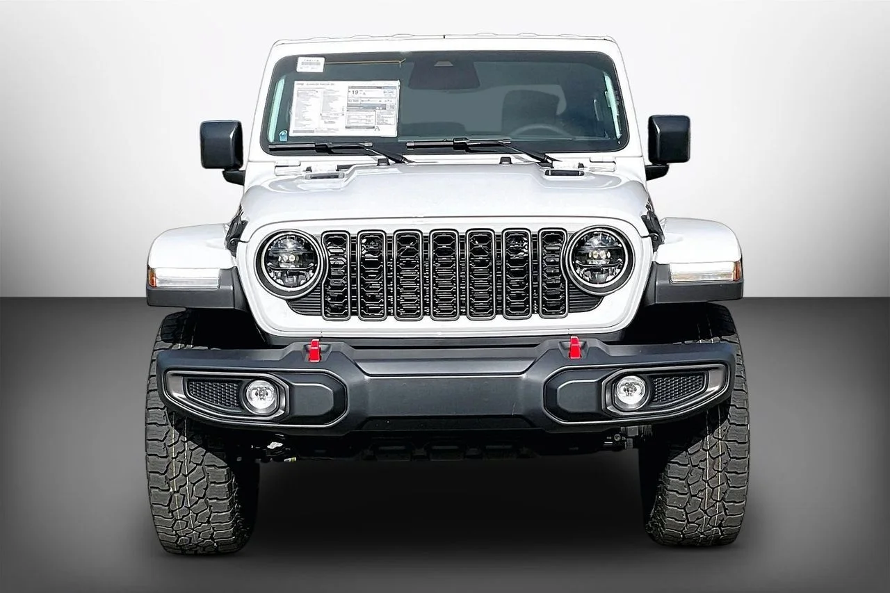 New 2026 Bright White Clear-Coat Exterior Paint Jeep Rubicon image 3