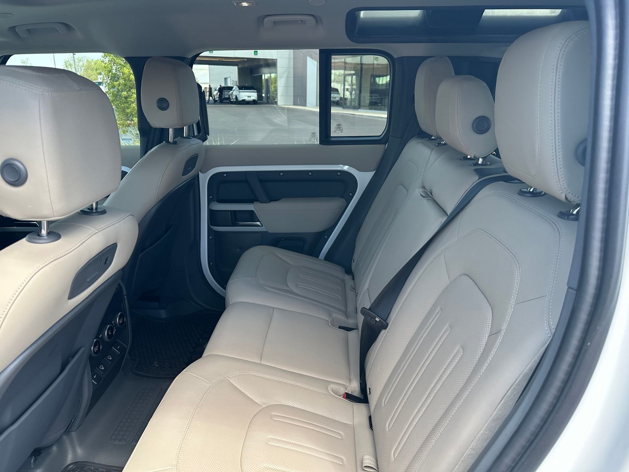 Used 2021 Fuji White Land Rover SE image 6