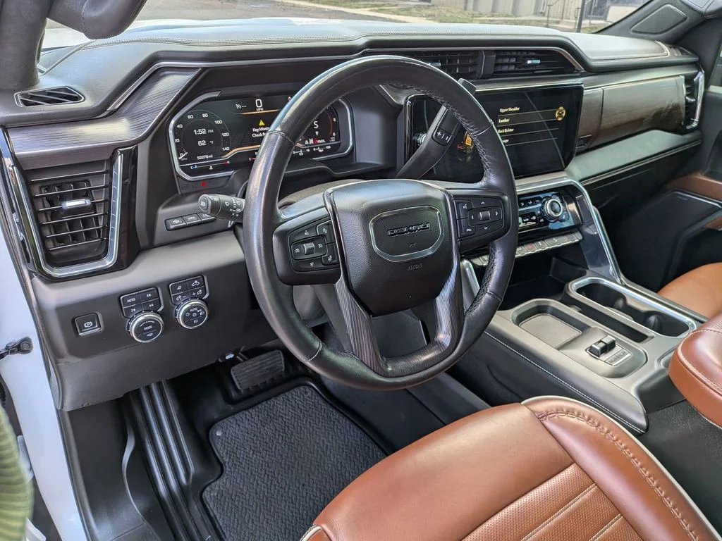 Used 2024 White Frost Tricoat GMC Denali Ultimate image 10