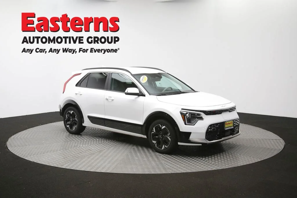 Used 2023 White Kia Wind image 48