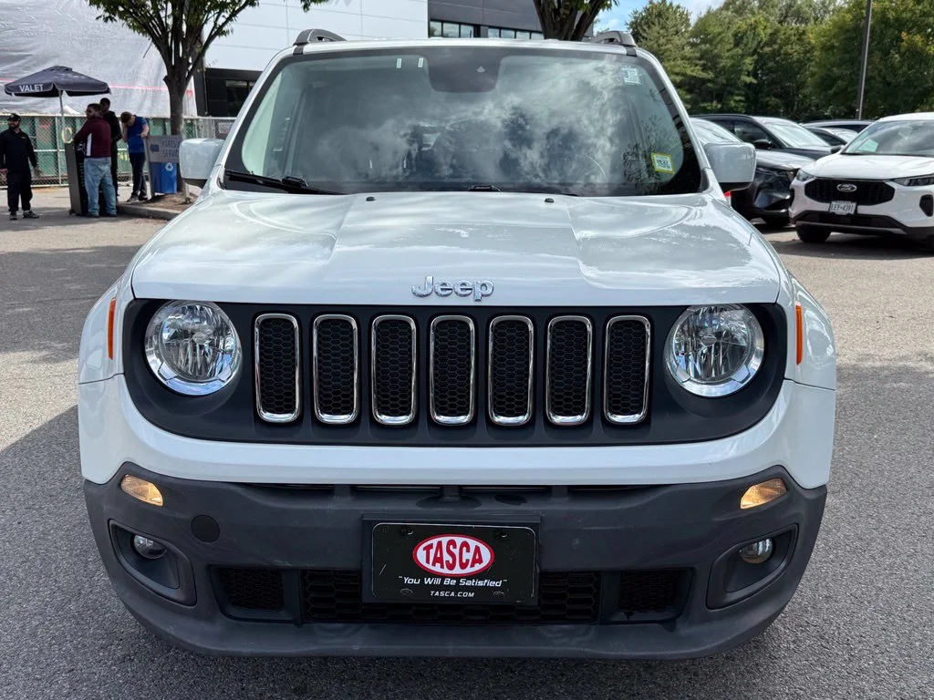Used 2017 Alpine White Jeep Latitude image 3