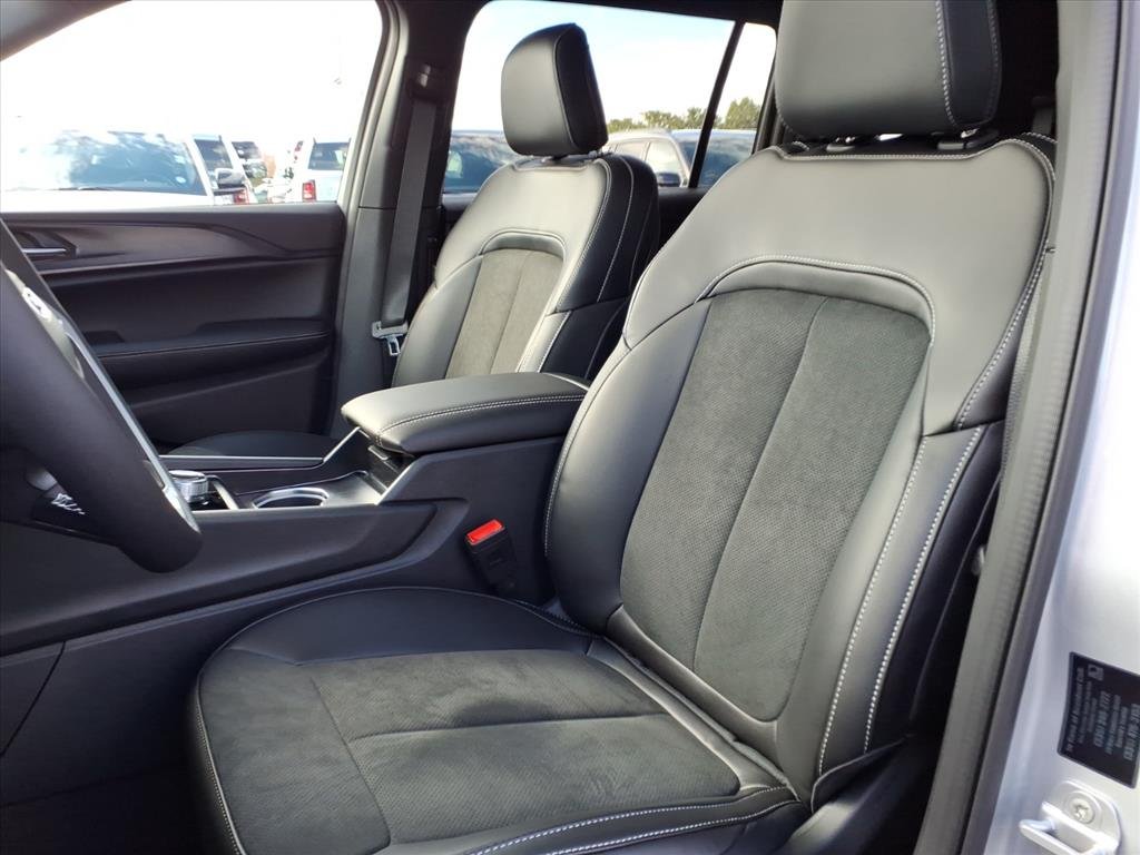 New 2025 Silver Zynith Exterior Paint Jeep Altitude X 4x4 image 13