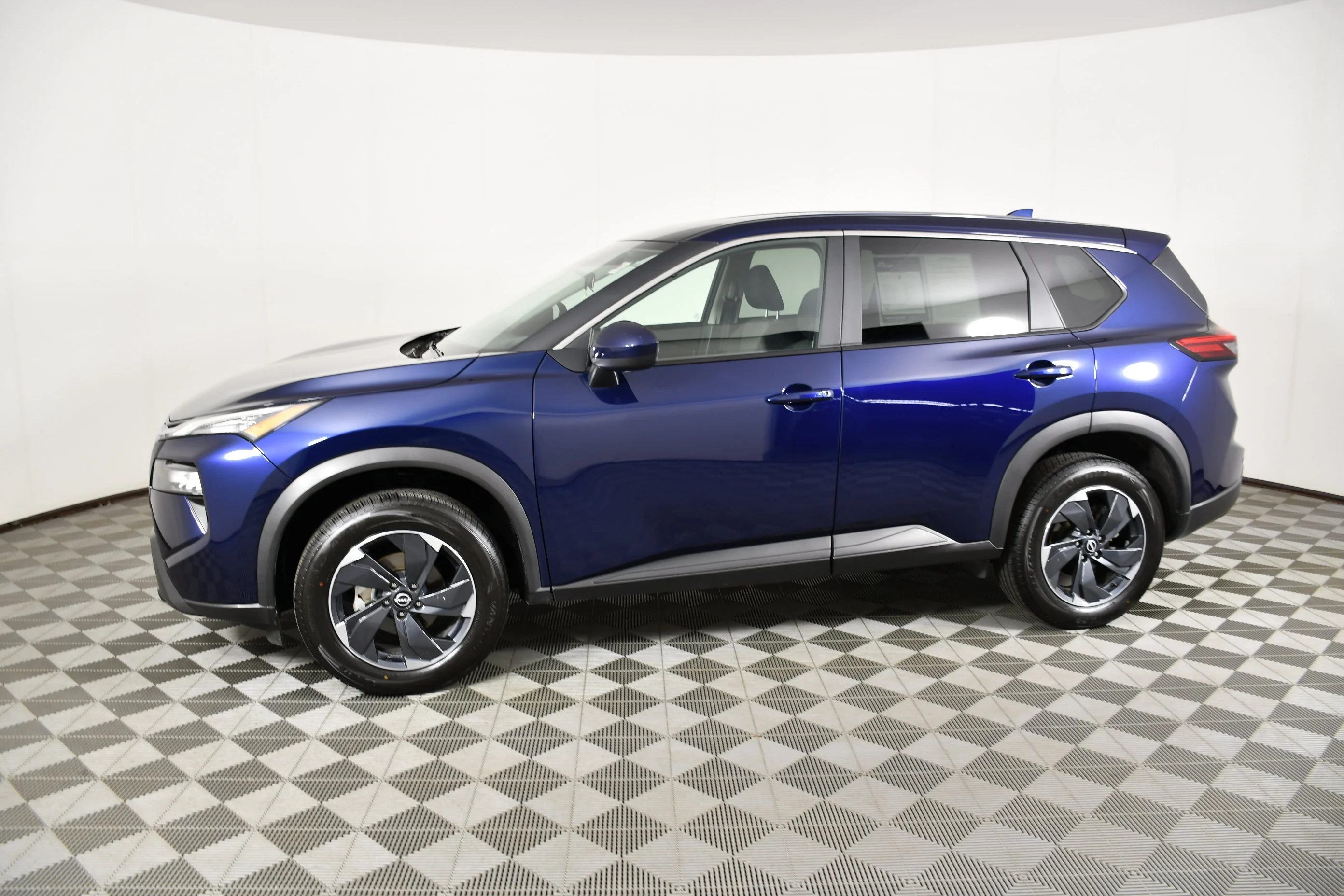Used 2025 Deep Ocean Blue Pearl Nissan SV image 9