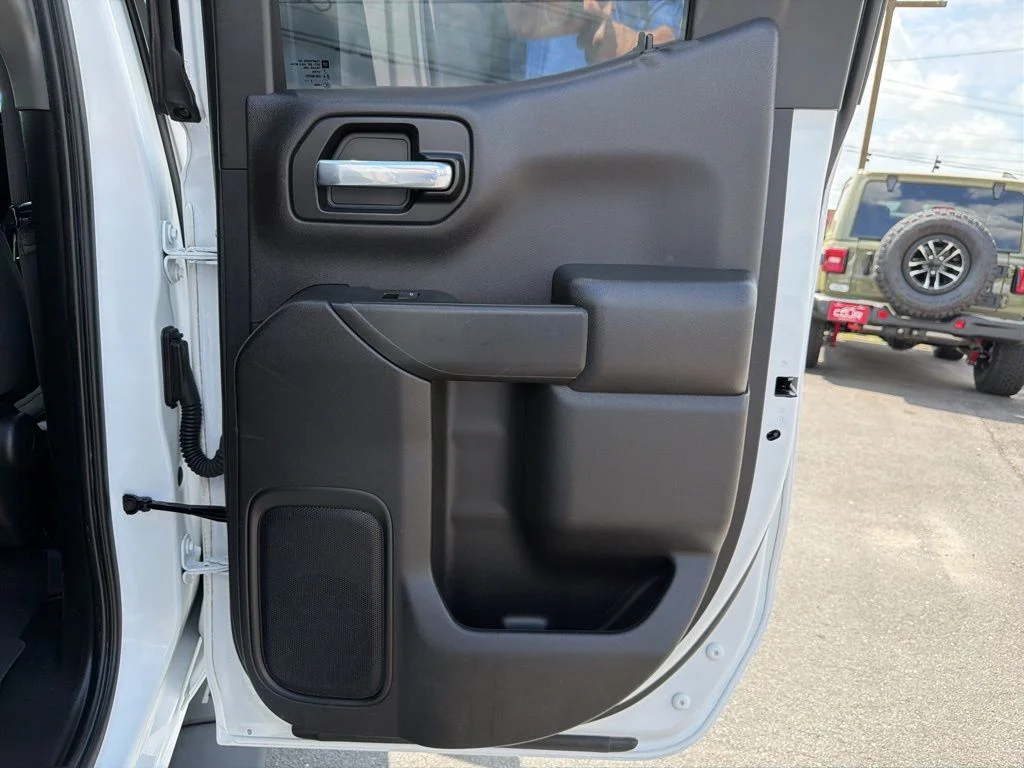 Used 2021 White Chevrolet Custom image 17