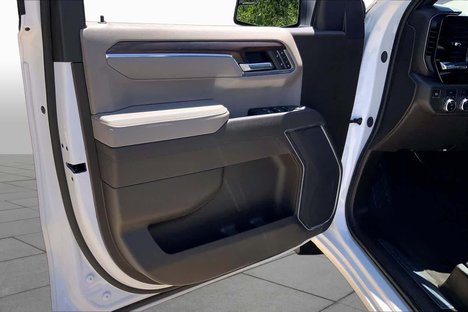 Used 2025 Summit White GMC SLT image 21