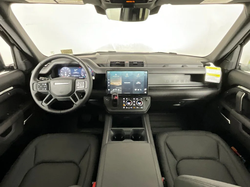 New 2026 Santorini Black Land Rover X-Dynamic SE image 4