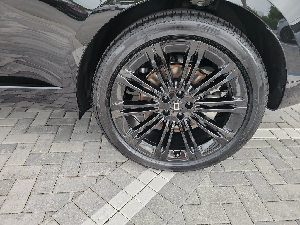 New 2027 Santorini Black Land Rover SE image 14
