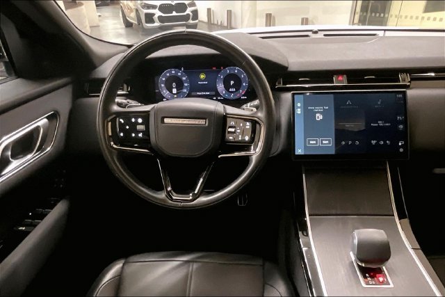 Used 2025 White Land Rover Dynamic SE image 4