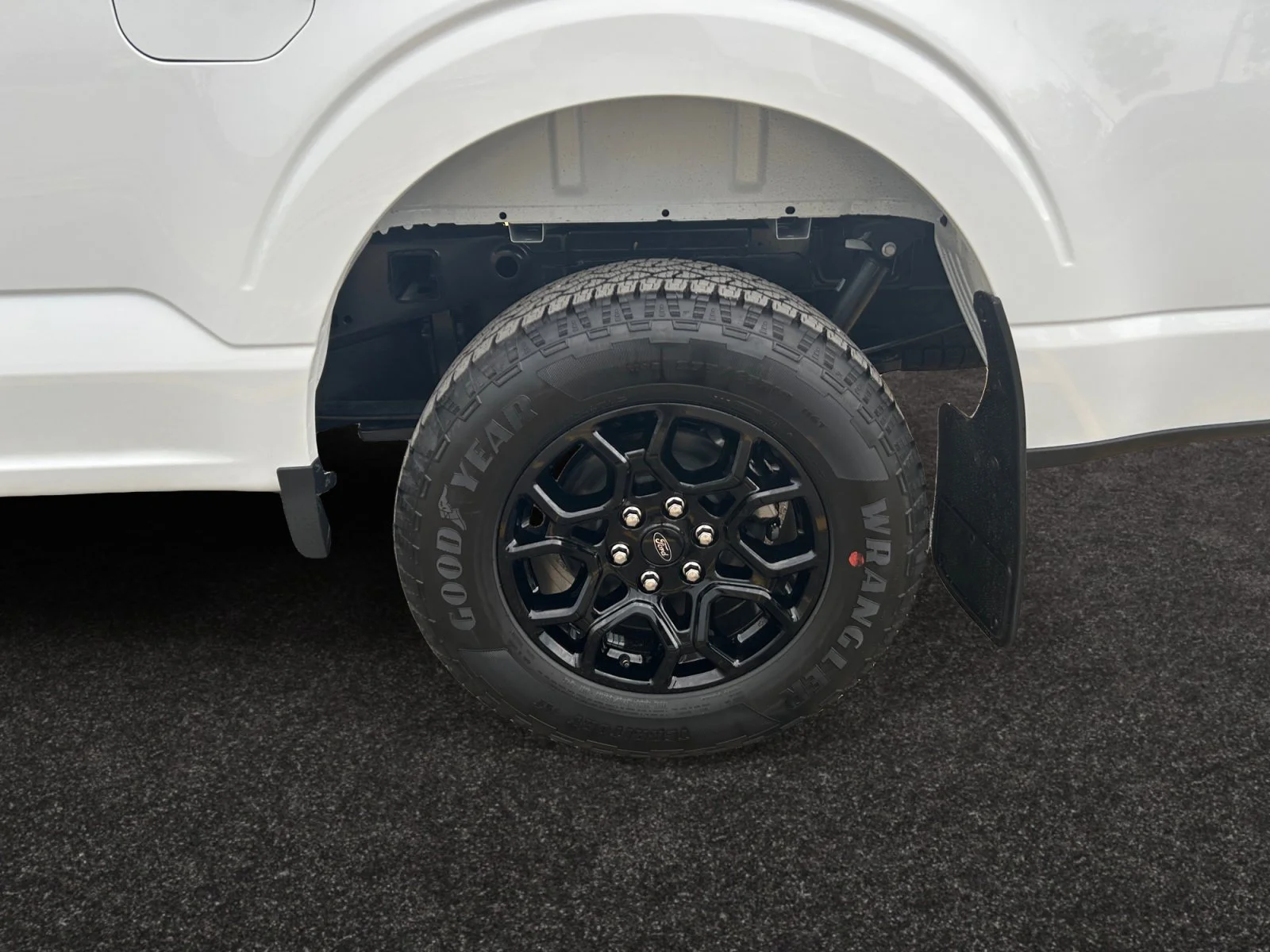 New 2026 Oxford White Ford XLT image 9