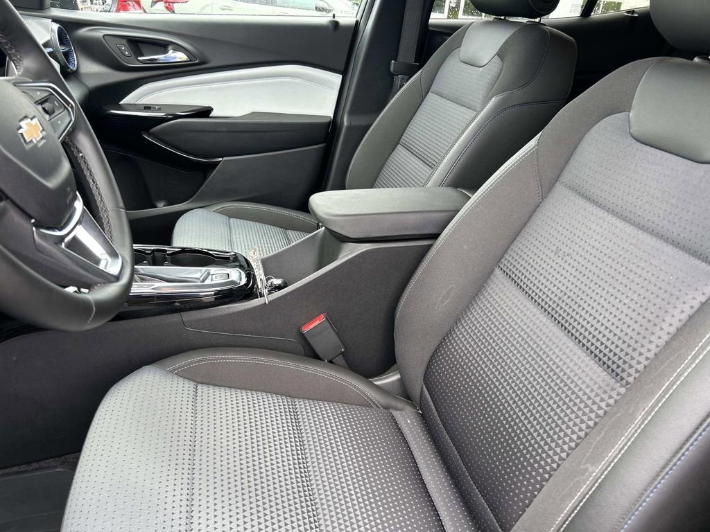 Used 2025 Sterling Gray Metallic Chevrolet LT image 27