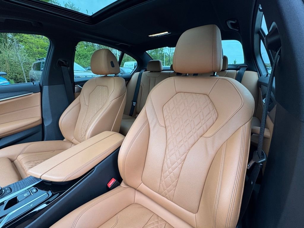 Used 2022 Black BMW 530i xDrive image 18