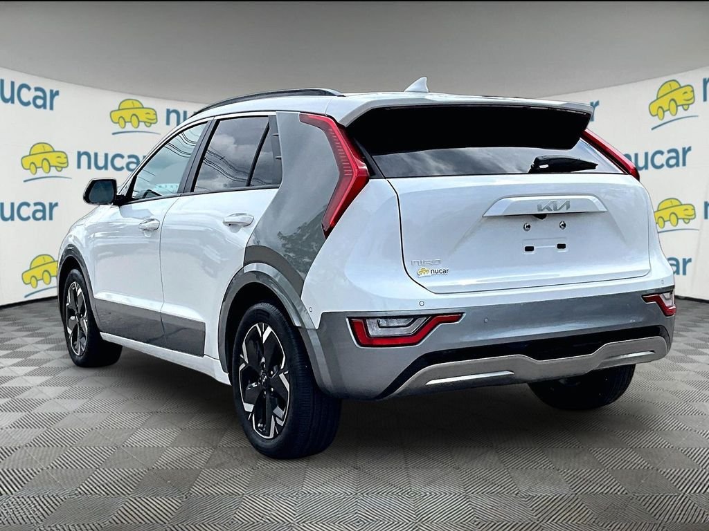 Used 2023 White Kia Wave image 4