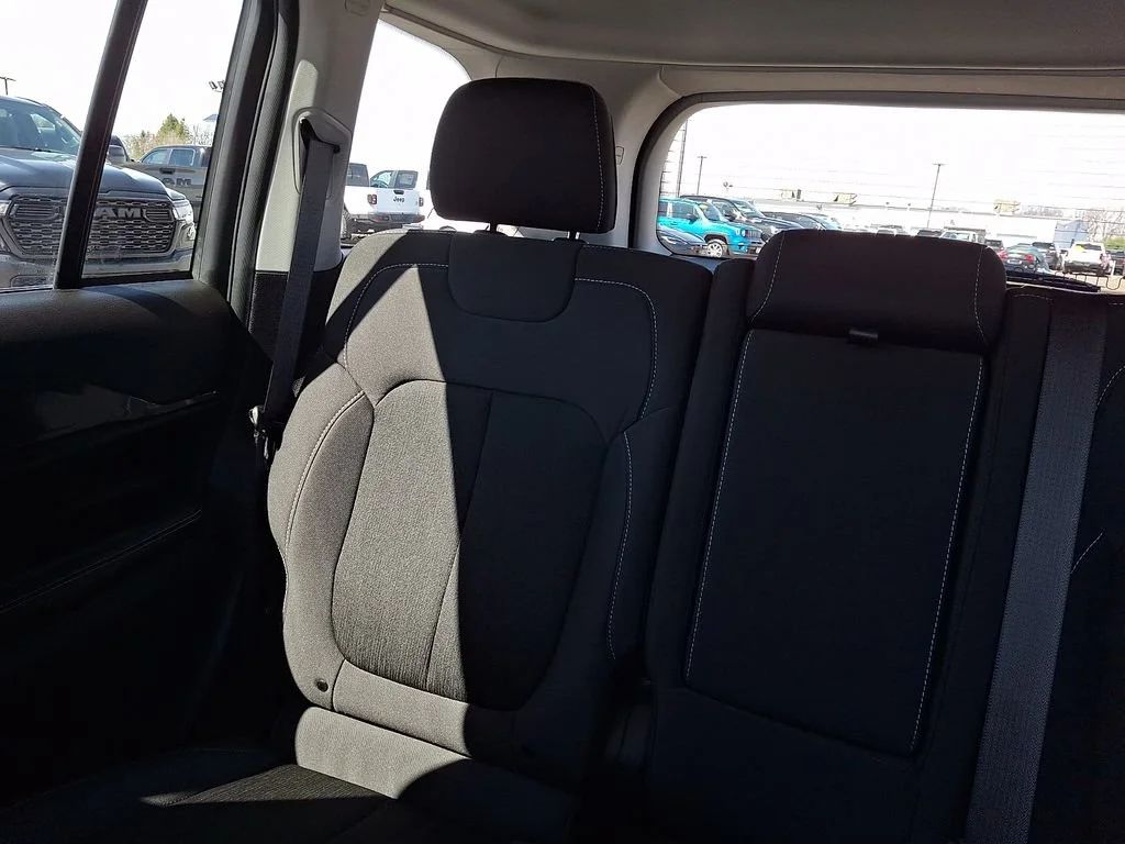 Used 2023 Diamond Black Crystal Pearlcoat Jeep Laredo image 19
