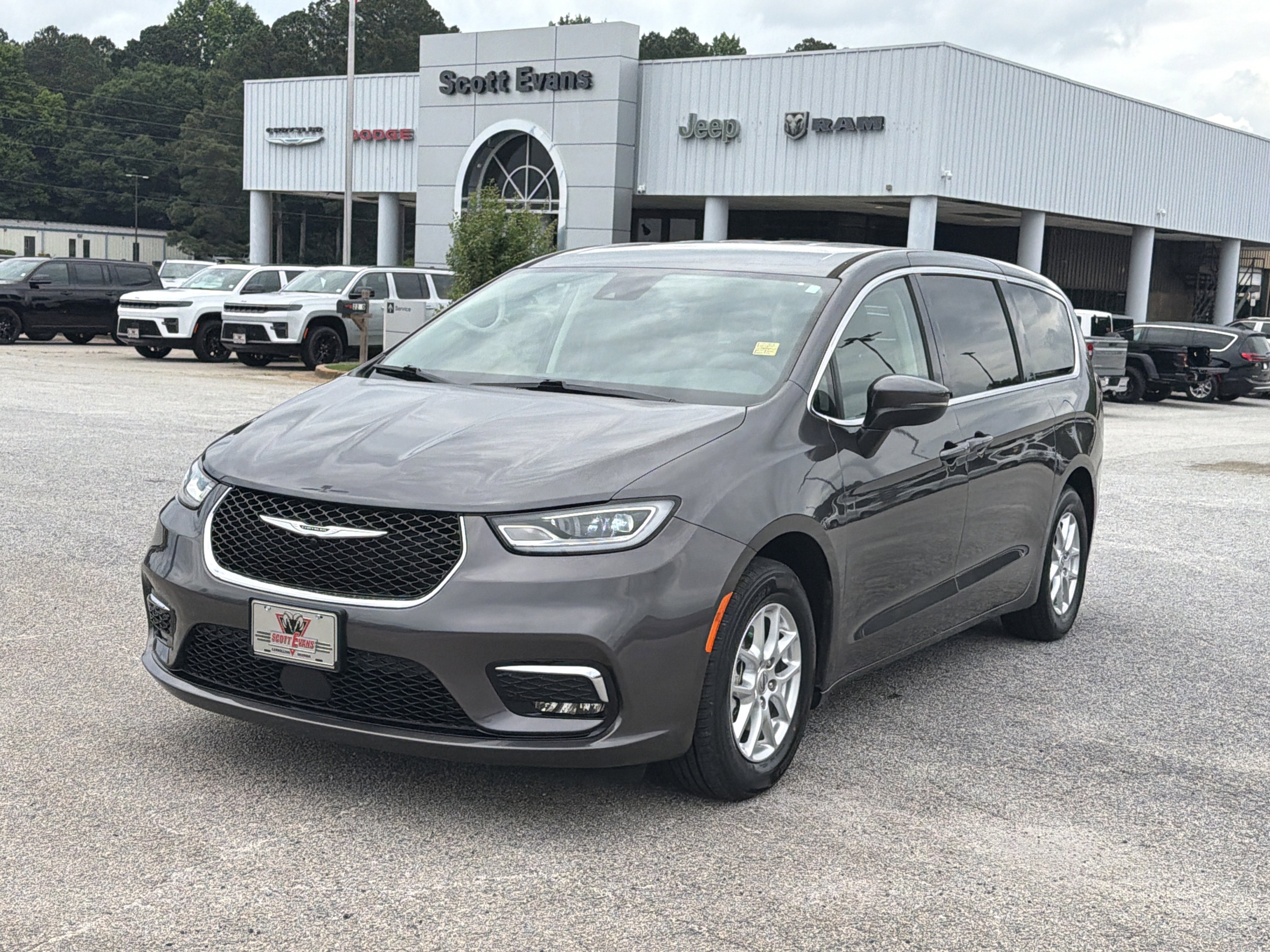 Used 2023 Granite Crystal Metallic Clearcoat Chrysler Touring L image 4