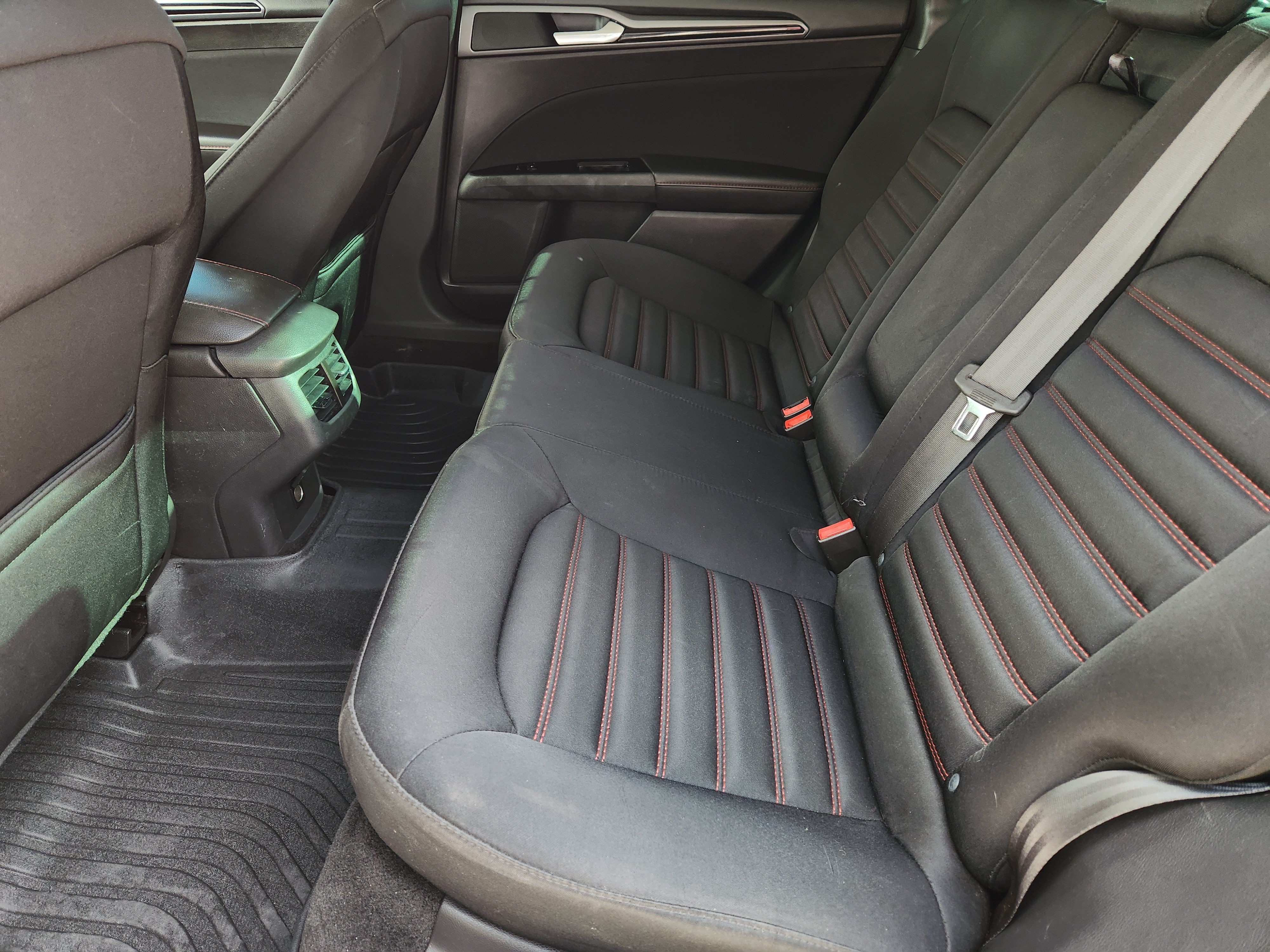Used 2013 Tuxedo Black Metallic Ford SE image 28
