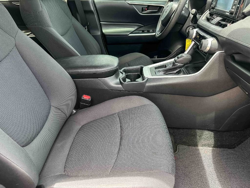 2020 Toyota RAV4 LE - Photo 22