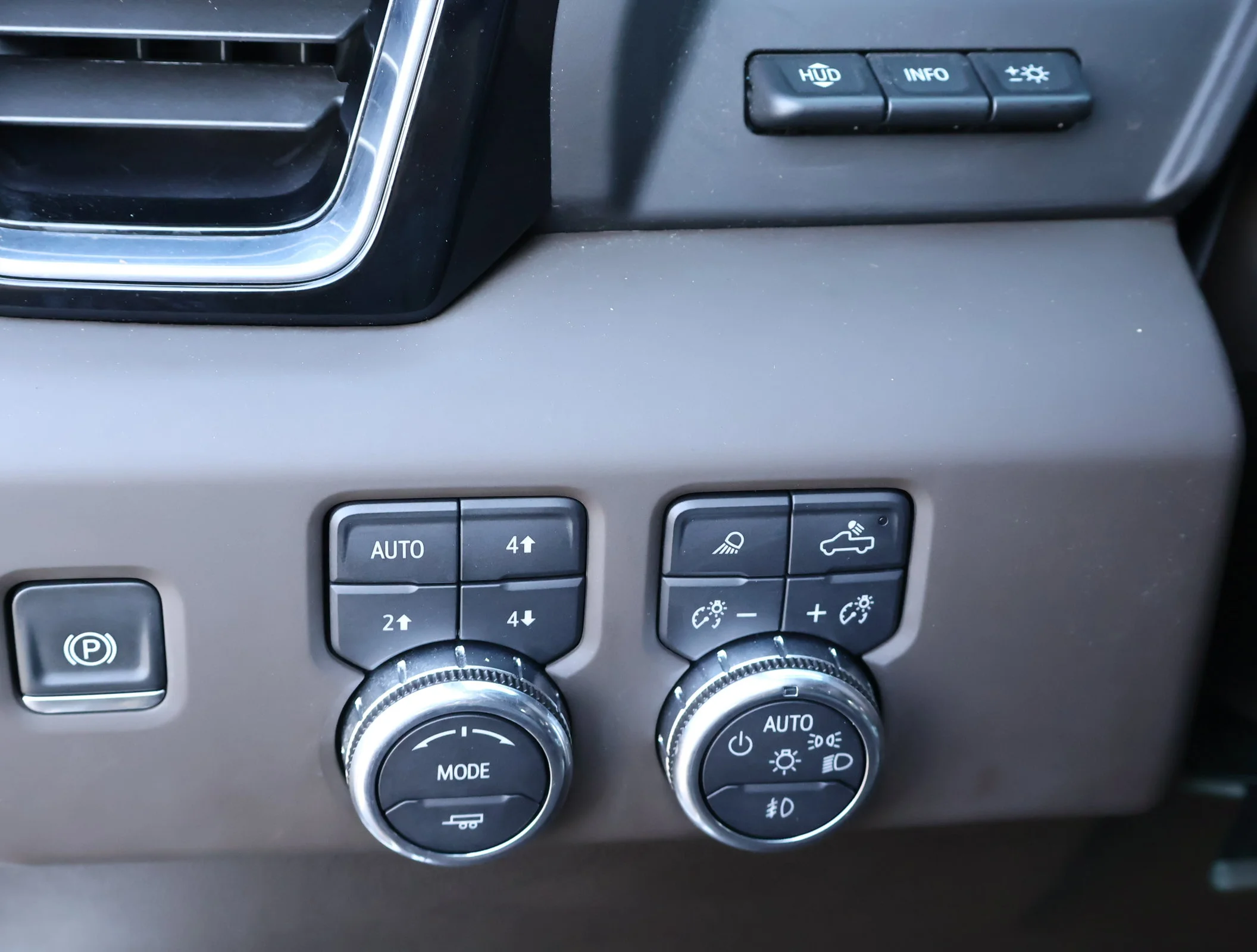 Used 2025 White Frost Tricoat GMC Denali image 15