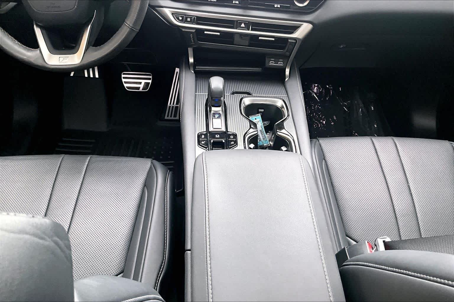 Used 2024 Ultra White Lexus F SPORT Handling image 17