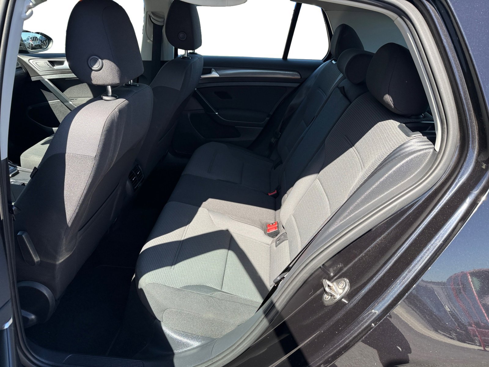Used 2019 Deep Black Volkswagen SE image 16