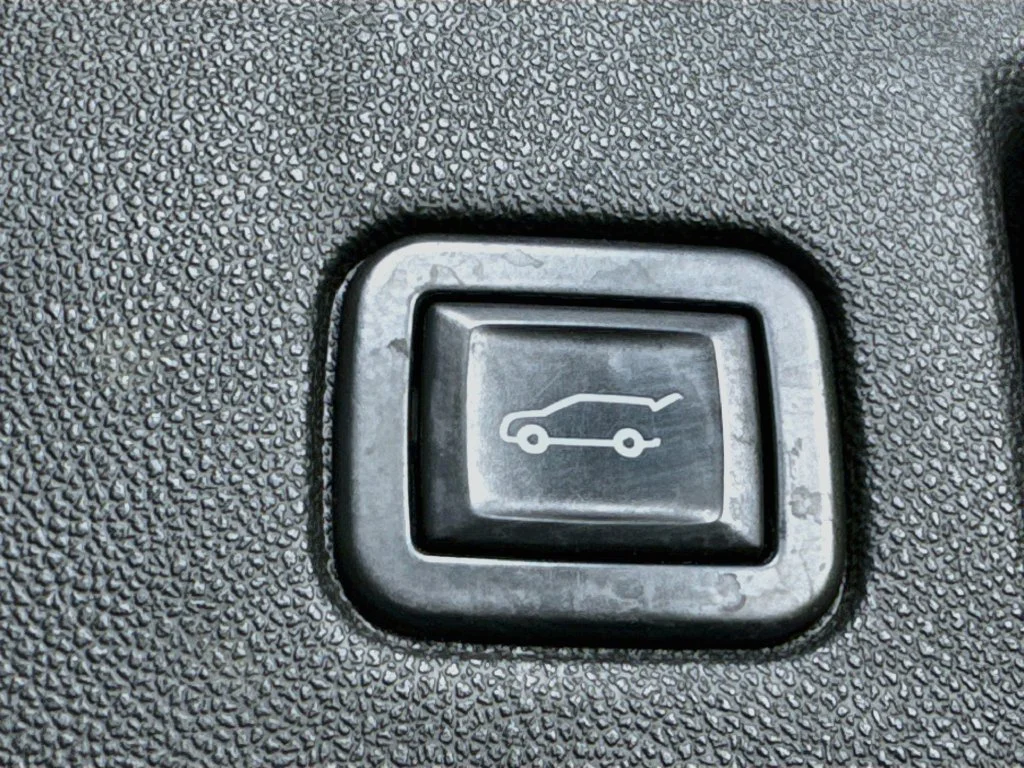 Used 2020 Iridescent Pearl Tricoat Chevrolet Premier image 30