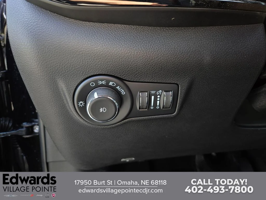 New 2026 Diamond Black Crystal Pearlcoat Jeep Limited image 12