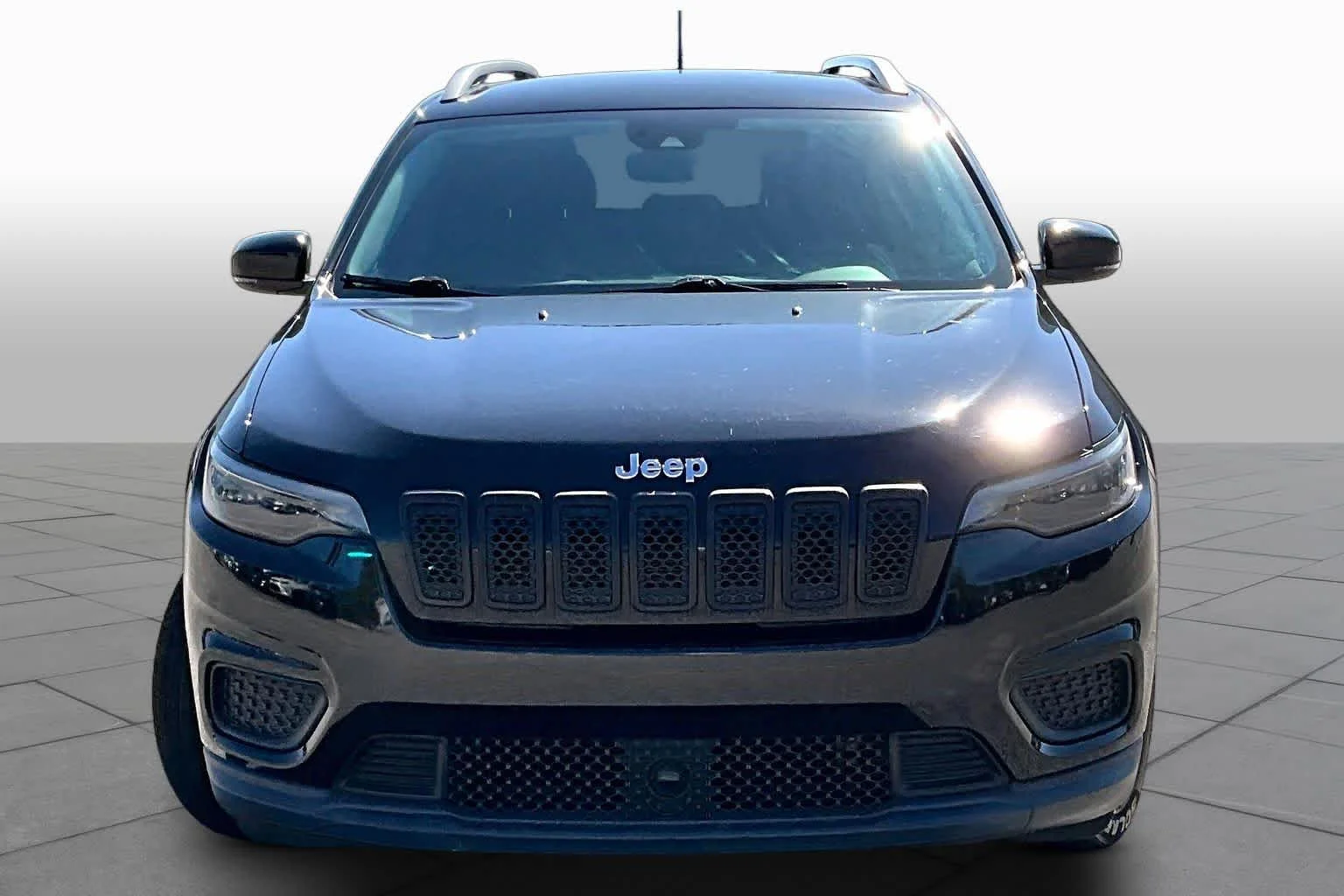 Used 2021 Diamond Black Crystal Pearlcoat Jeep Latitude image 4