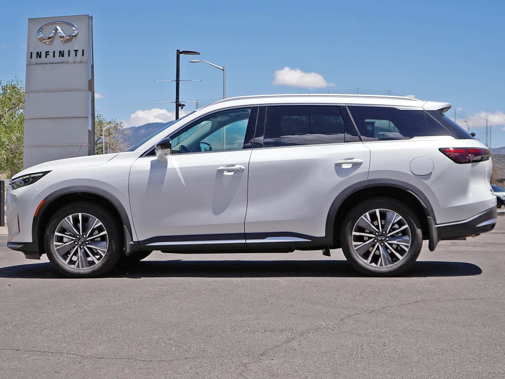 Certified Used 2026 Radiant White INFINITI LUXE image 6