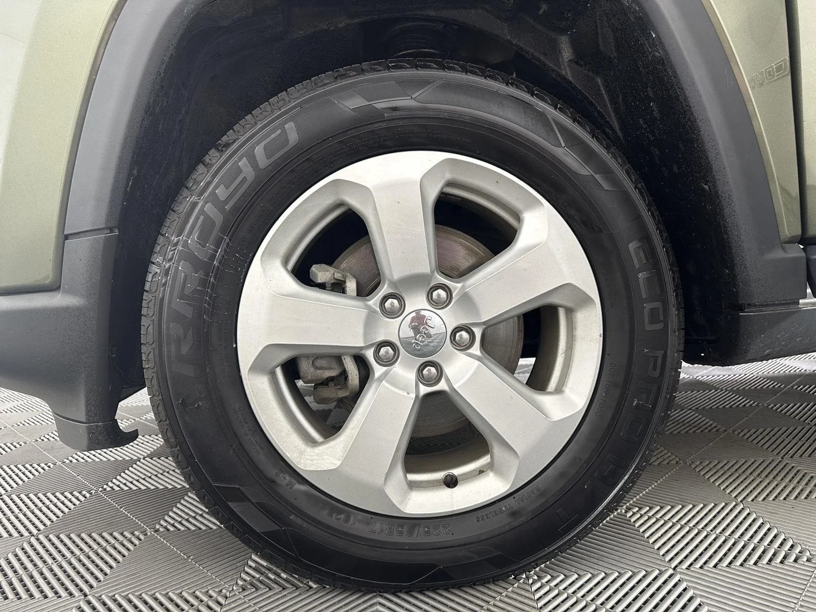 Used 2020 Olive Green Pearlcoat Jeep Latitude image 33