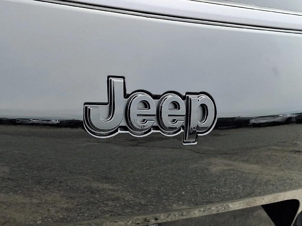 New 2026 Diamond Black Crystal Pearl-Coat Exterior Paint Jeep 85th Anniversary Edition image 21