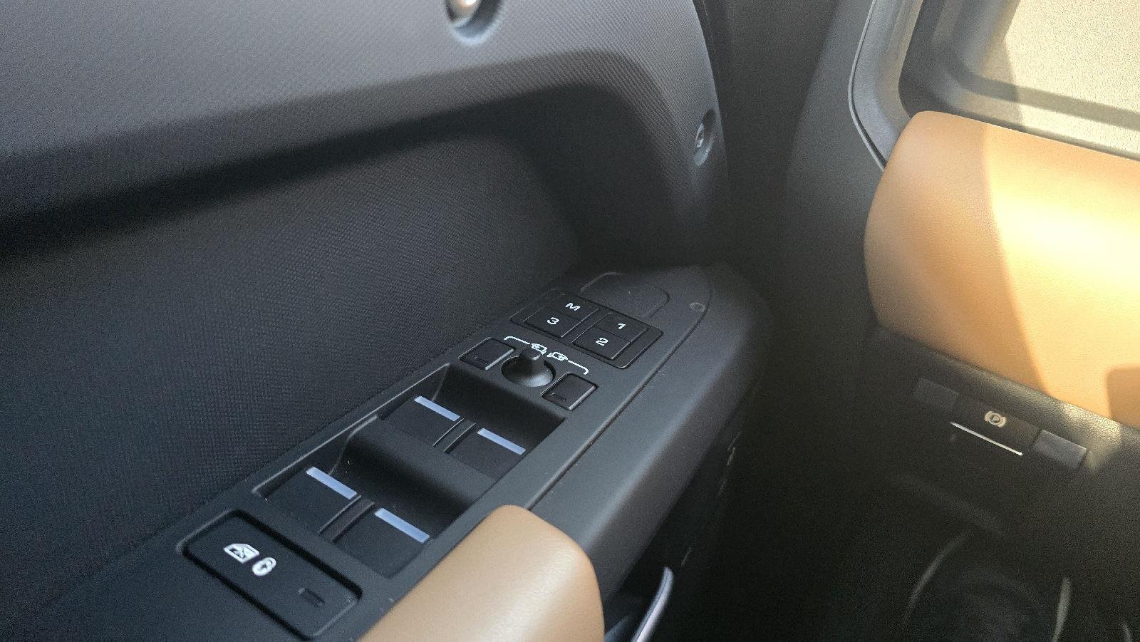 Used 2025 Santorini Black Land Rover S image 15