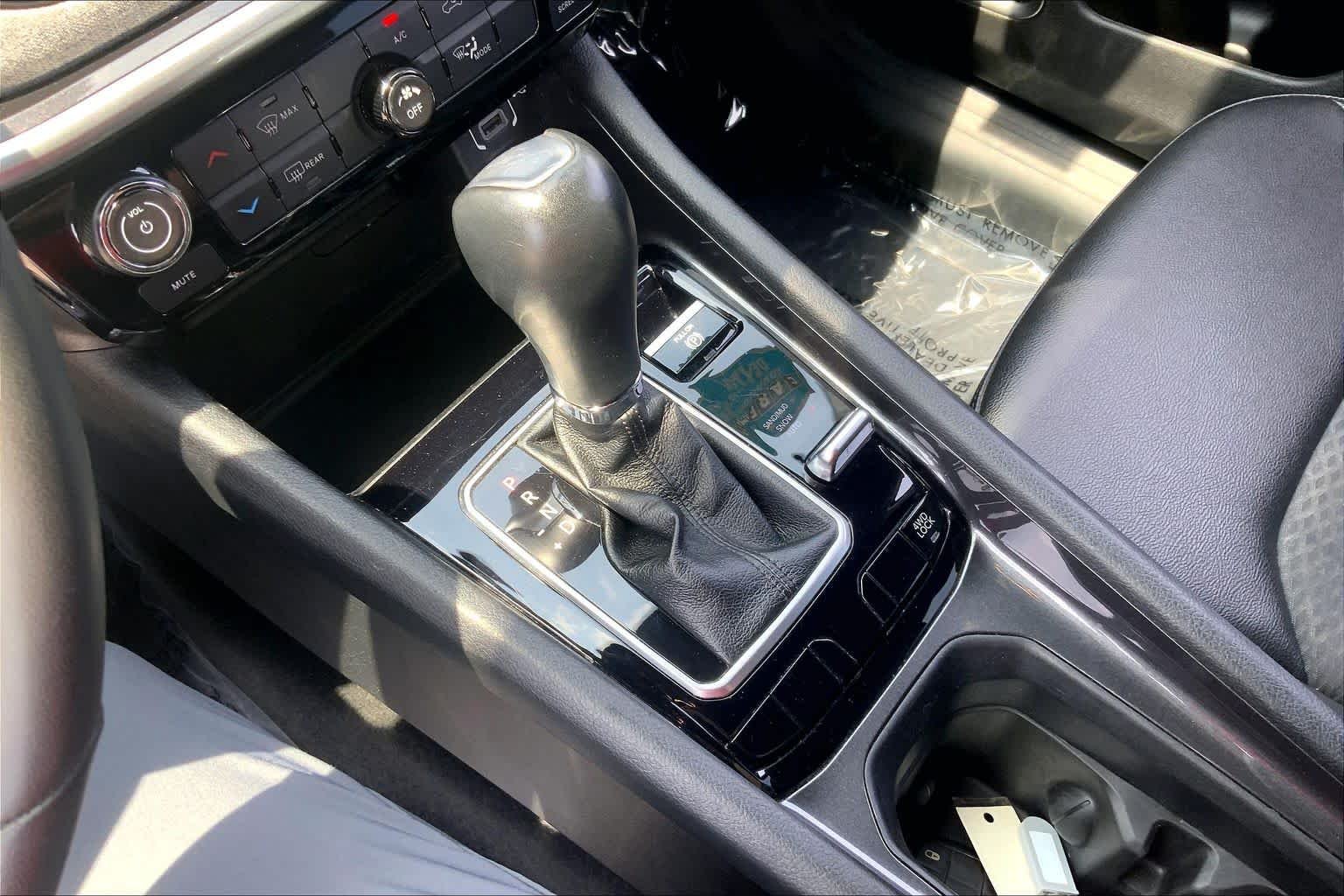 Used 2024 Bright White Clearcoat Jeep Latitude image 17