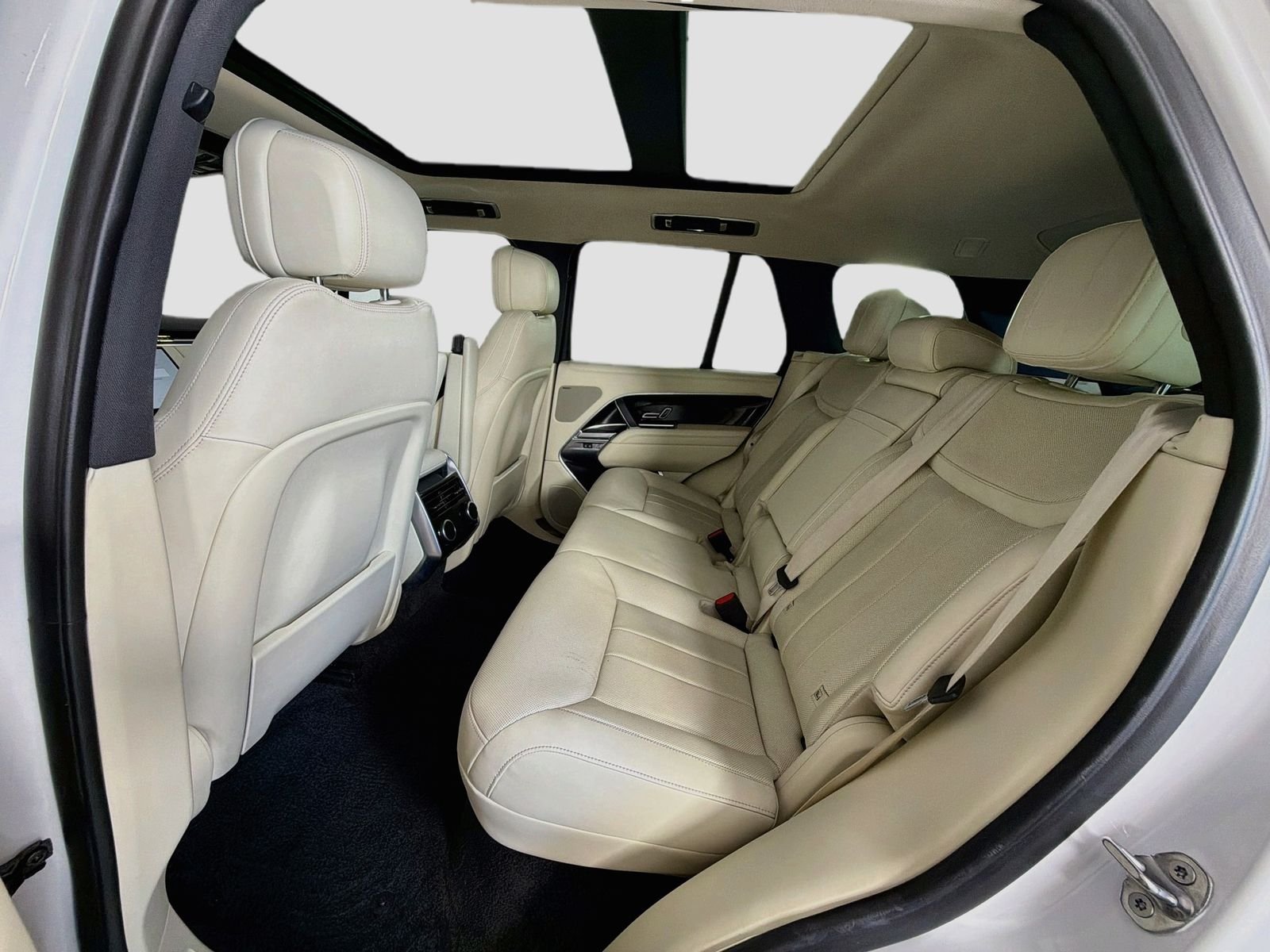 Used 2023 Fuji White Land Rover SE image 27