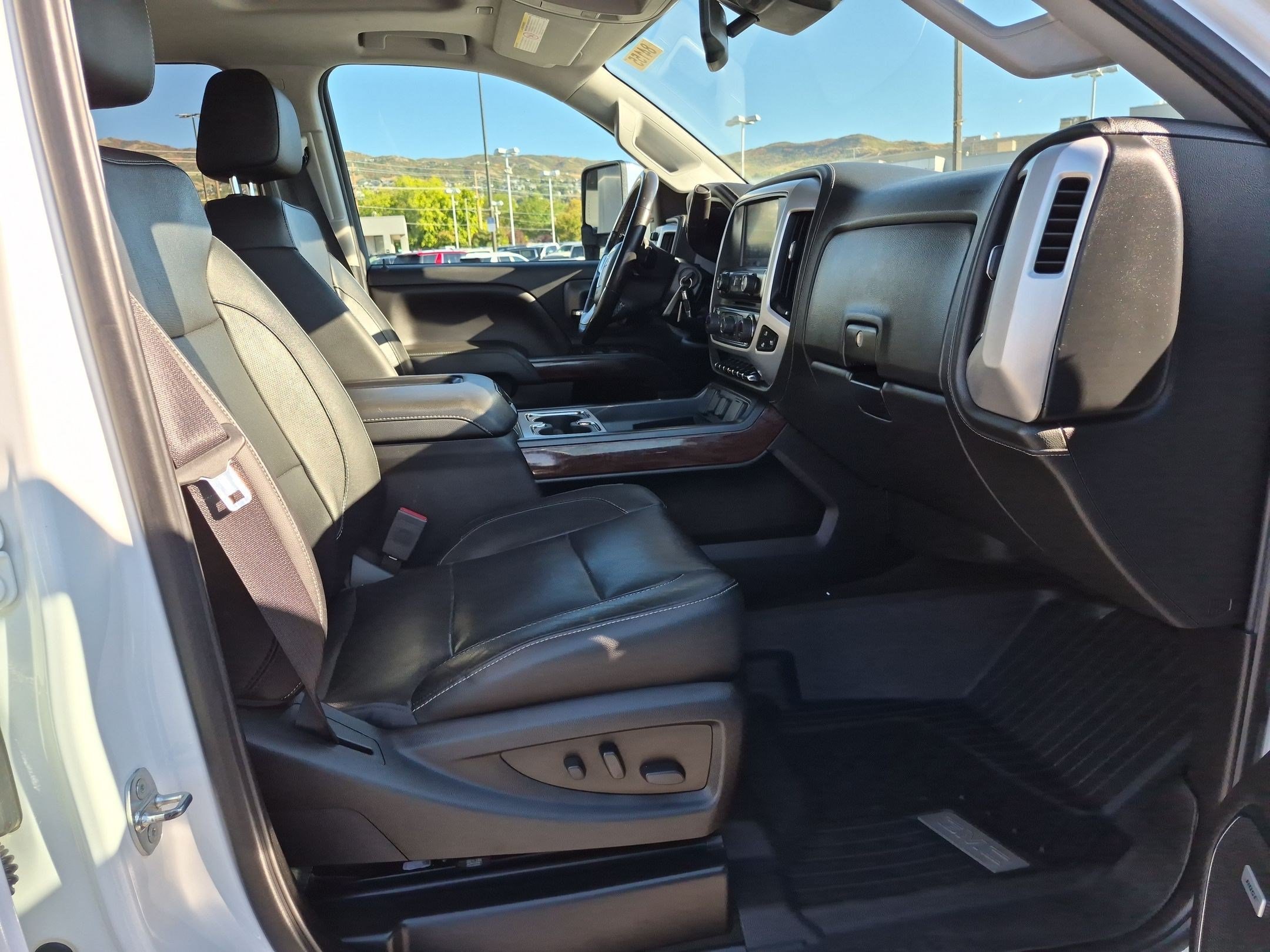 Used 2018 White GMC SLT image 29