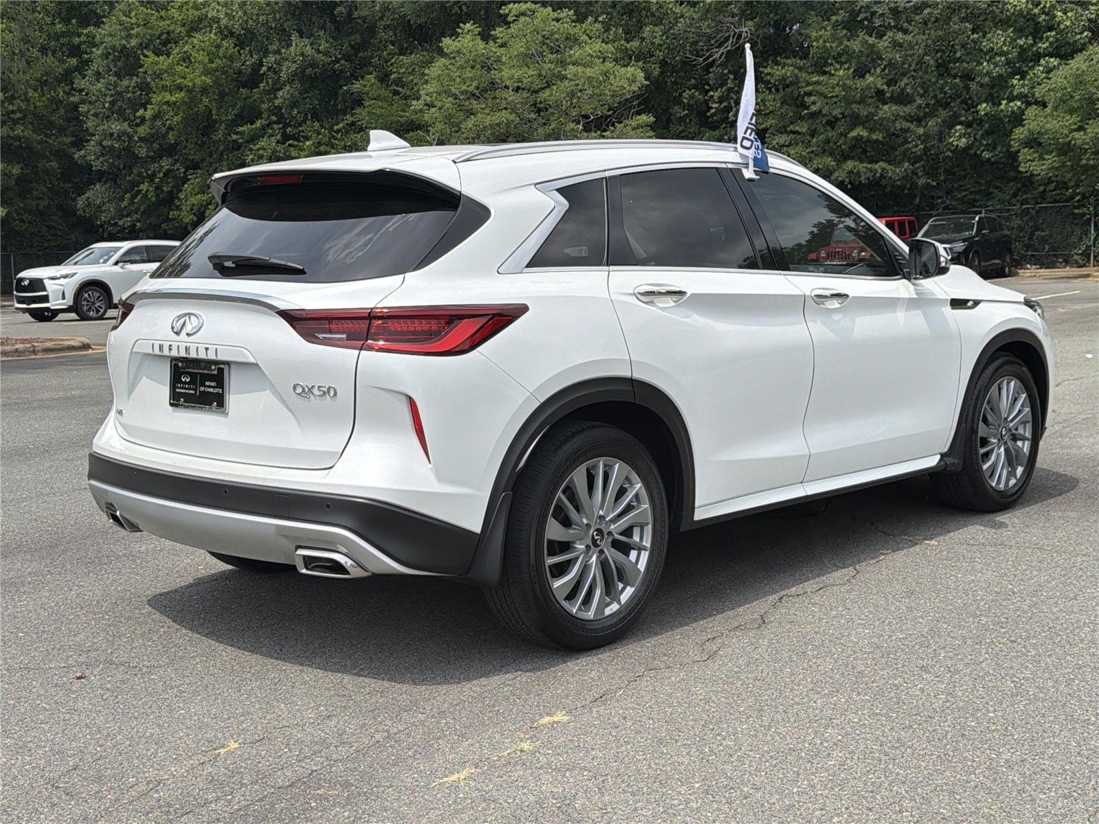 Used 2024 Radiant White INFINITI LUXE image 31