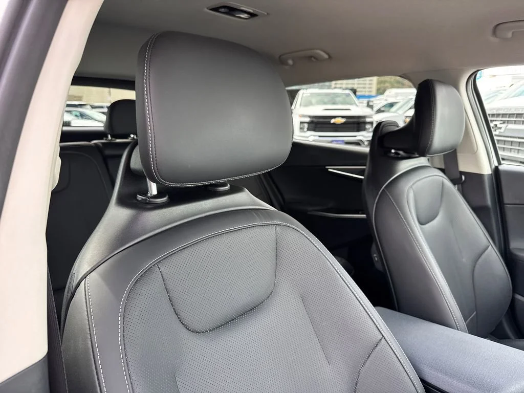 Used 2023 White Kia Wind image 15