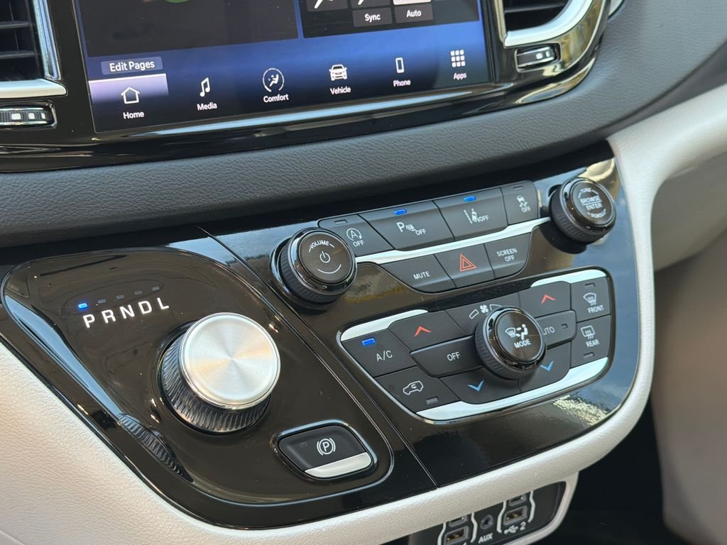 Used 2024 Silver Chrysler Touring L image 29